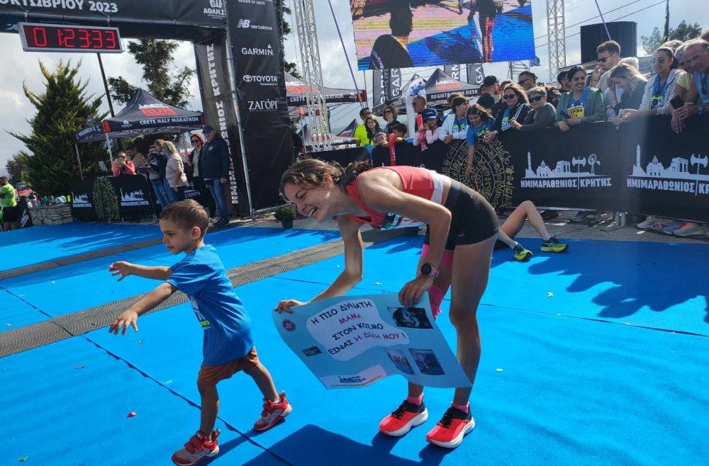 Ρίγη συγκίνησης από την υποδοχή που επιφύλαξε στην Βασιλικής Κωνσταντινοπούλου ο γιος της (pics) runbeat.gr